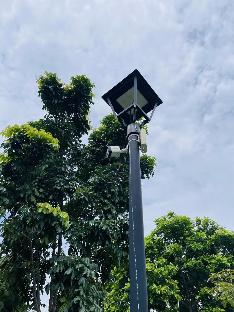 Cámara de seguridad instalada en poste exterior