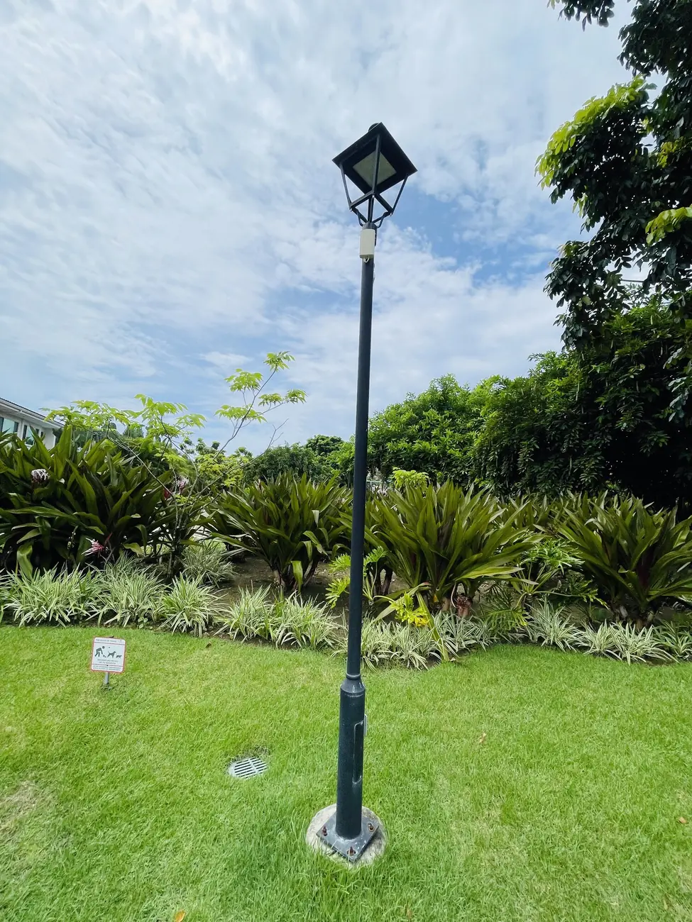 Poste con cámara de seguridad instalada en zona común