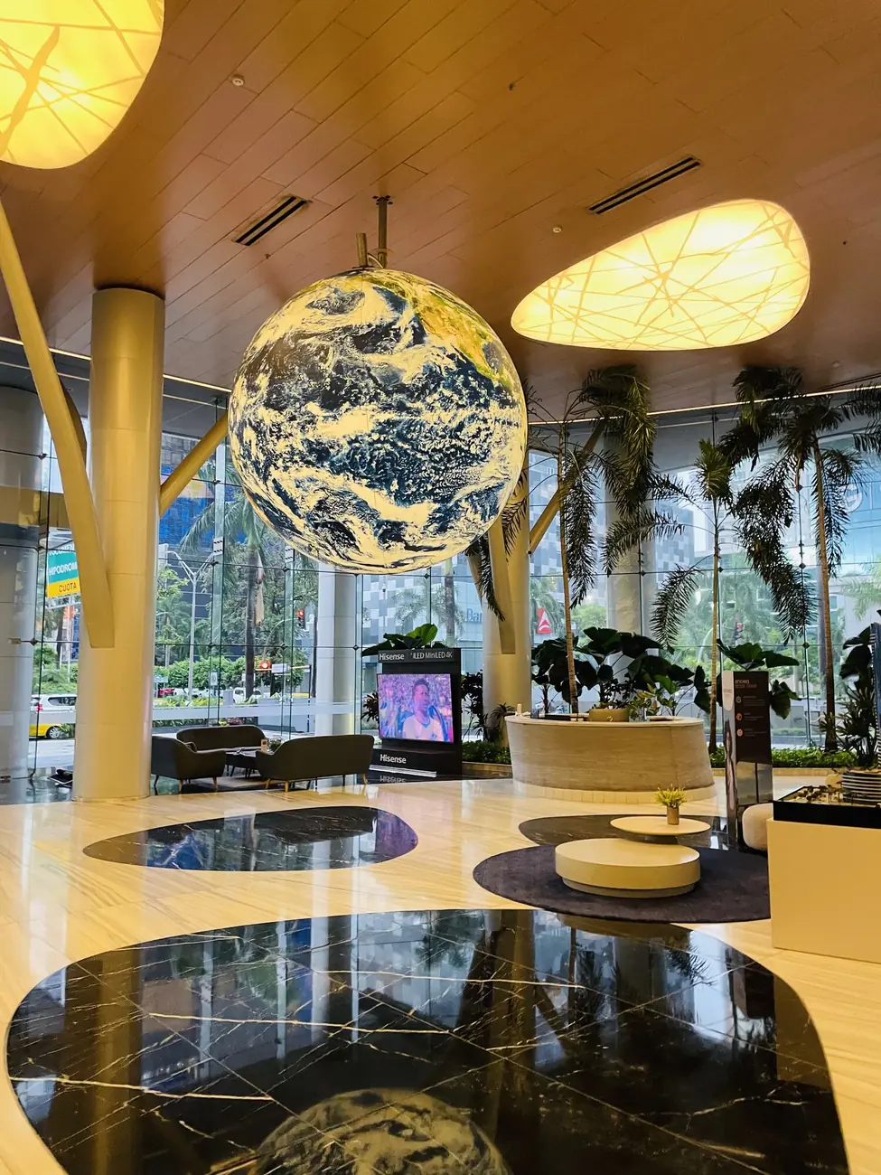Lobby corporativo con cobertura de seguridad