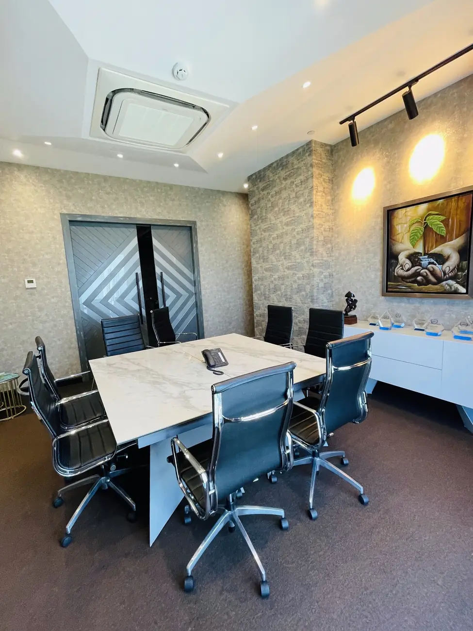 Sala de juntas equipada y monitoreada
