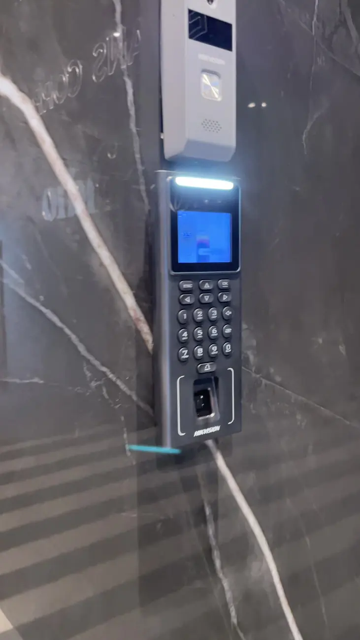 Control de acceso con huella y cámara en vivo